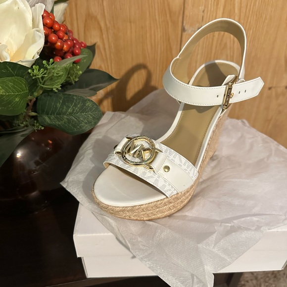 Micheal Kors high heel wedges white size 8 - Picture 2 of 3